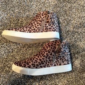 Ladies very G hi top sneakers size 9 brand new